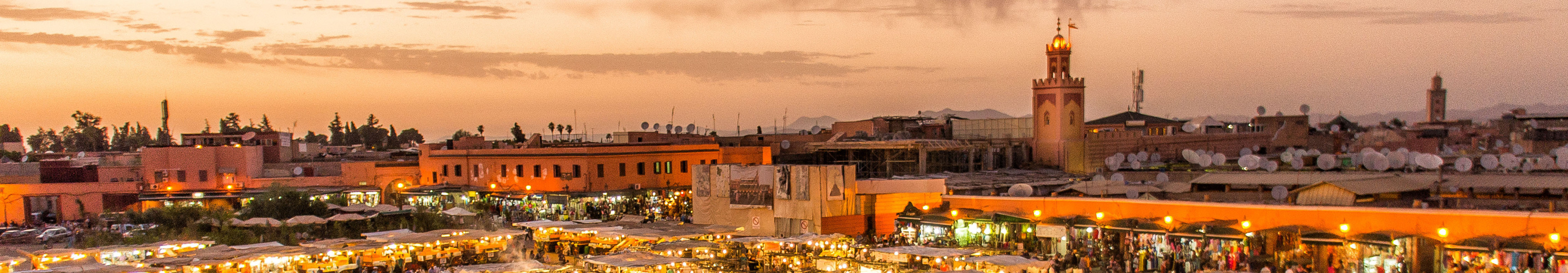 Blick auf die Stadt Marrakech bei Sonnenuntergang