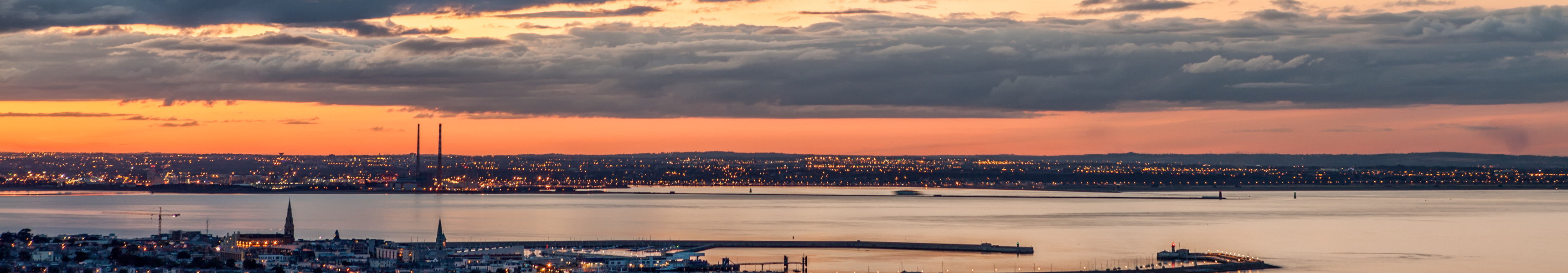 Der Hafen von Dun Laoghiare und die Stadt Dublin bei Sonnenuntergang