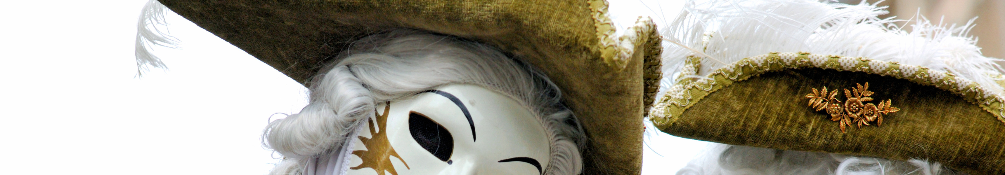 Personen mit weißen Masken und gelben Hüten