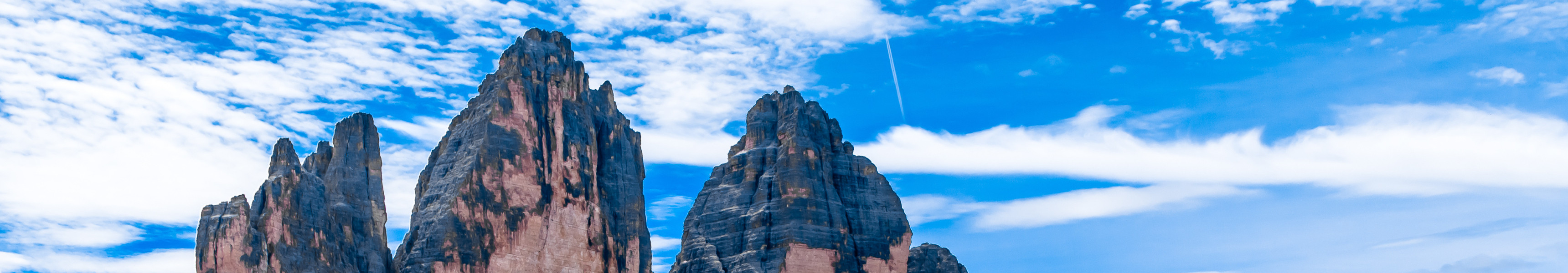 Drei Zinnen in den Dolomiten, Südtirol, bei blauem Himmel