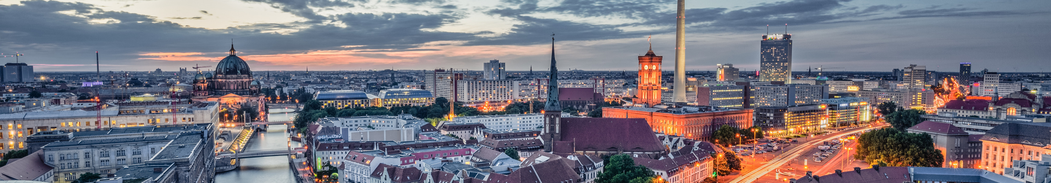 Blick über Berlin bei Sonnenuntergang mit Fernsehturm, Berliner Dom und Spree.