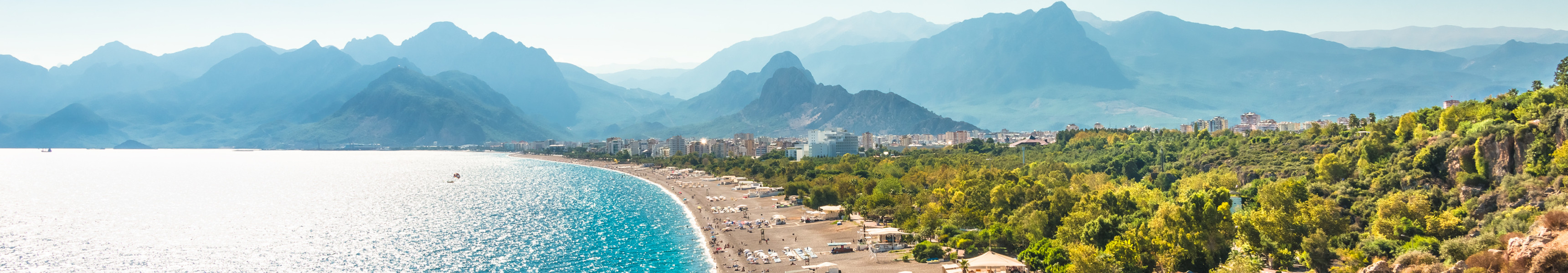 Panoramablick auf den berühmten Konyaaltı-Strand in Antalya, Türkei.