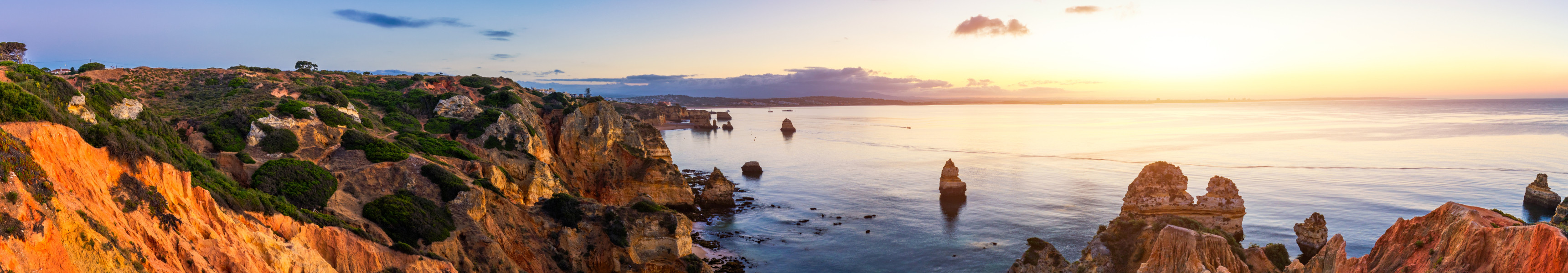 Atemberaubender Panoramablick auf die roten Felsen und Klippen der Ponta da Piedade in Lagos, Algarve