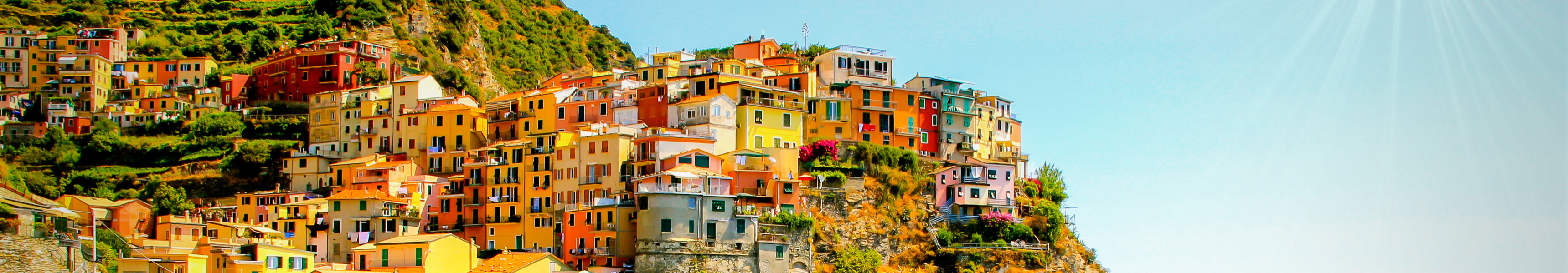Bunte Häuser von Manarola in den Cinque Terre auf einem Felsen über dem Meer.