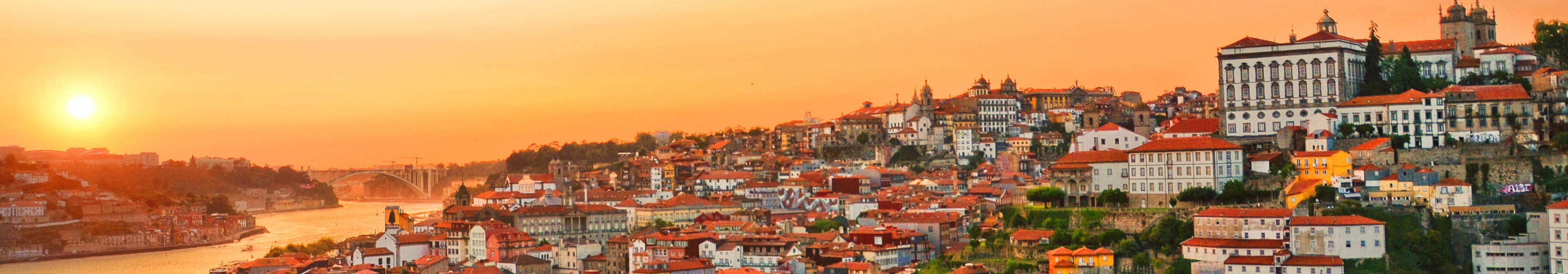 Sonnenuntergang &uuml;ber dem Stadtzentrum von Porto und dem Douro in Portugal.
