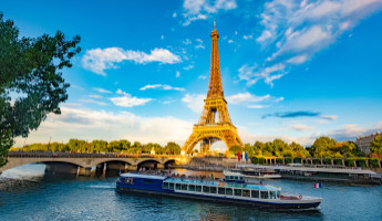 Kreuzfahrt auf der Seine mit dem Eifelturm im Hintergrund