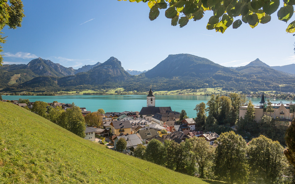 Dorf mit See im Salzburger Land
