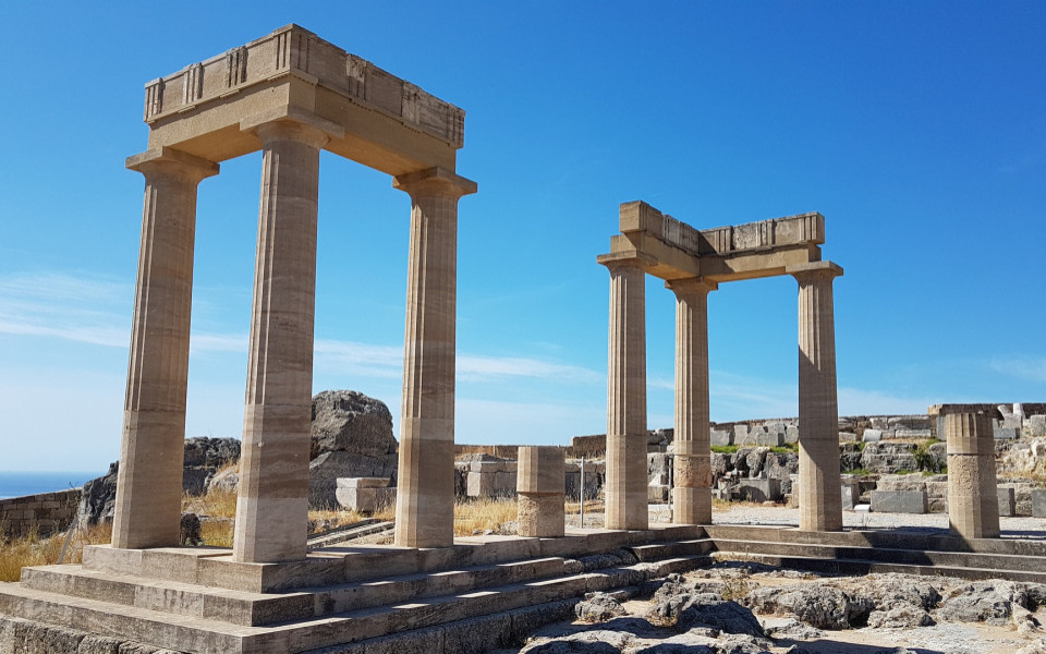 Akropolis von Lindos auf der griechischen Insel Rhodos bei Sonnenschein