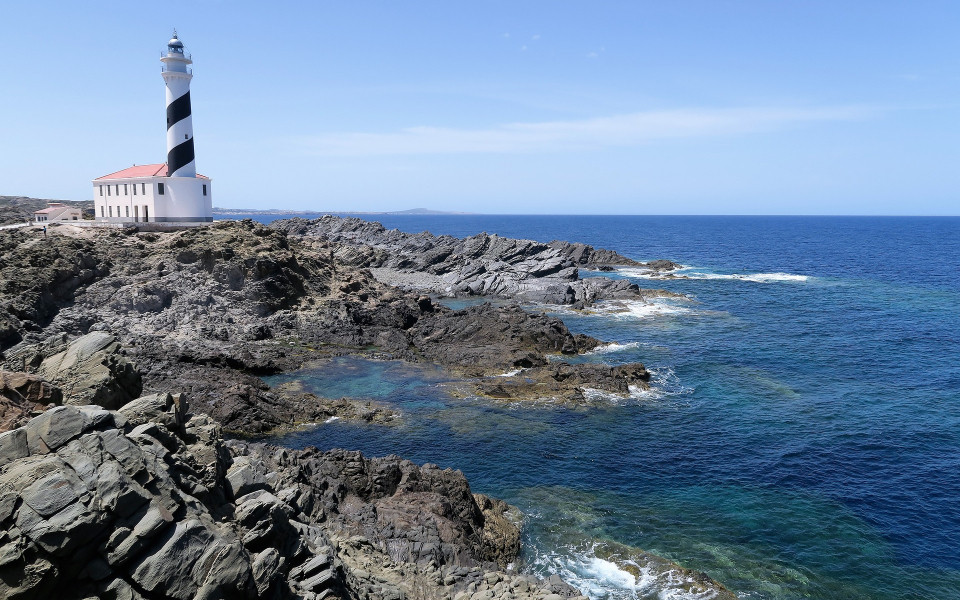 Felsige Bucht mit Leuchtturm auf Menorca