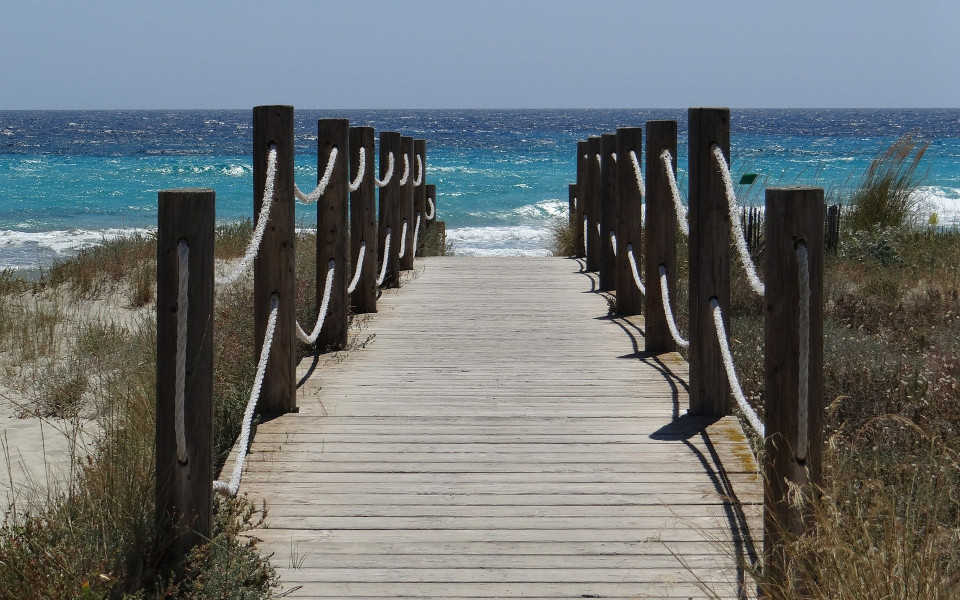 Steg zum Meer auf Menorca