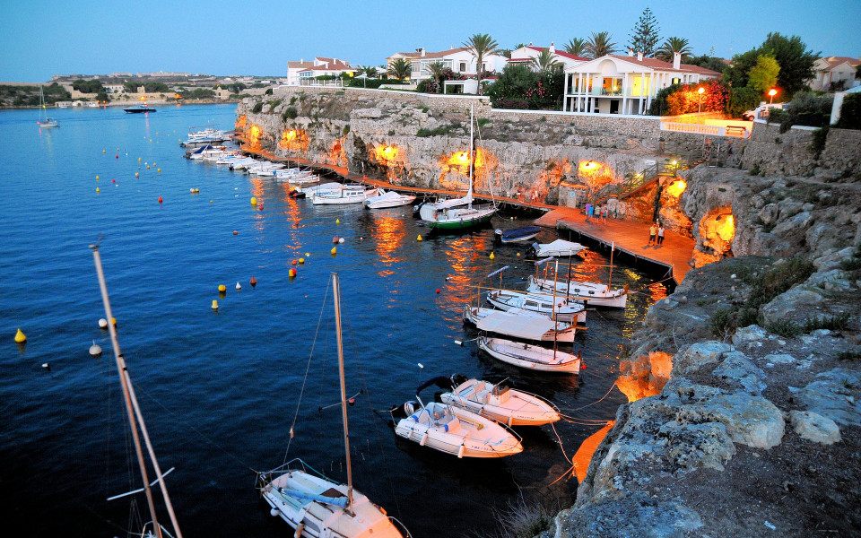 Hafen Ciutadella mit Botten auf Menorca