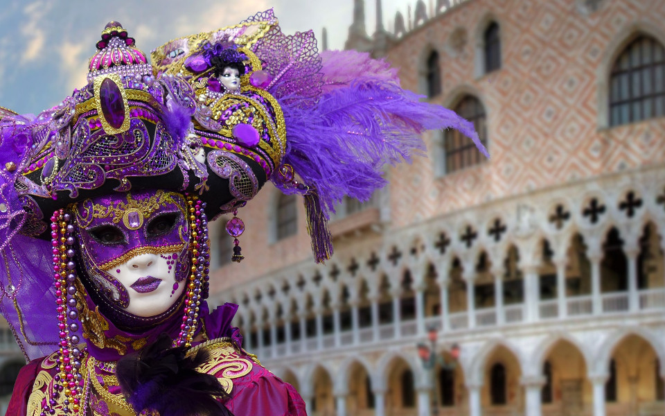 Frau mit venezianischer Maske in Vaporetti 