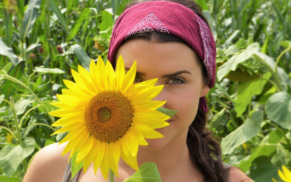 Frau mit Haarband und Sonnenblume