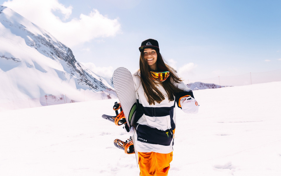 Frau mit Snowboard im Schnee