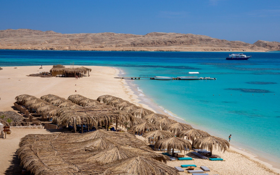 Strand mit Liegen und Sonnenschirmen in Hurghada