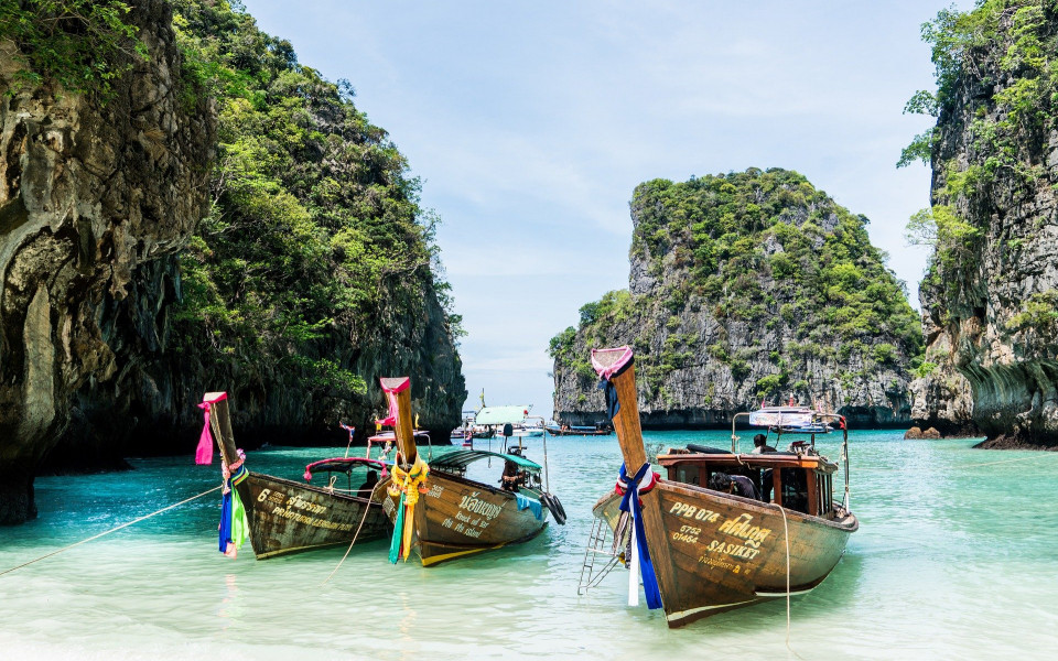 Strand auf Thailand mit Booten