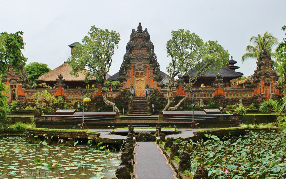 Lotus Teich und Pura Saraswati Tempel in Ubud, Bali, Indonesien