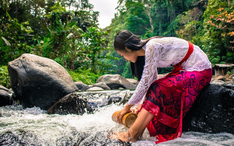 Frau am Fluss in Lombok