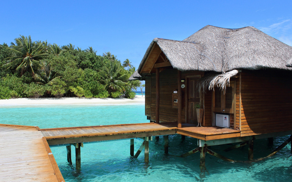 Holzhütte auf dem indischen Ozean mit Steg