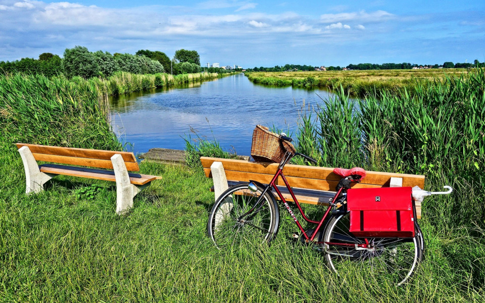 Rad neben einem Fluss in den Niederlanden