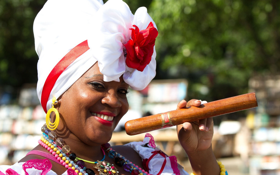 Kubanische Frau mit Kopfschmuck und Zigarre