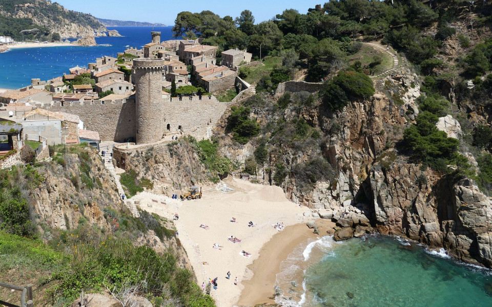 Festung und Strand in Spanien