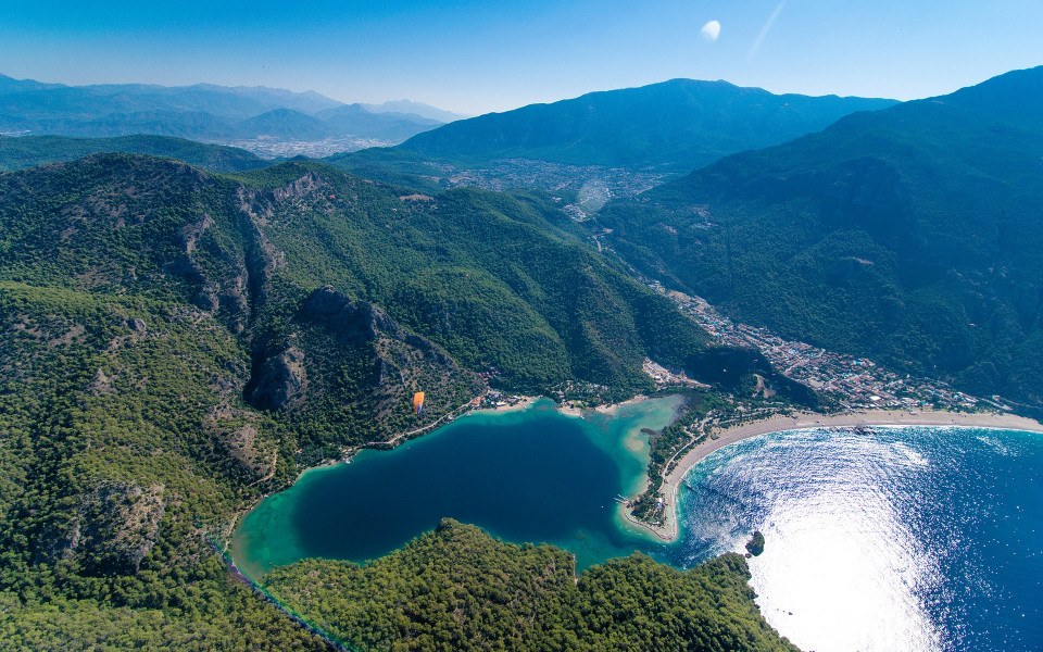 Meer und Berglandschaf in der Türkei
