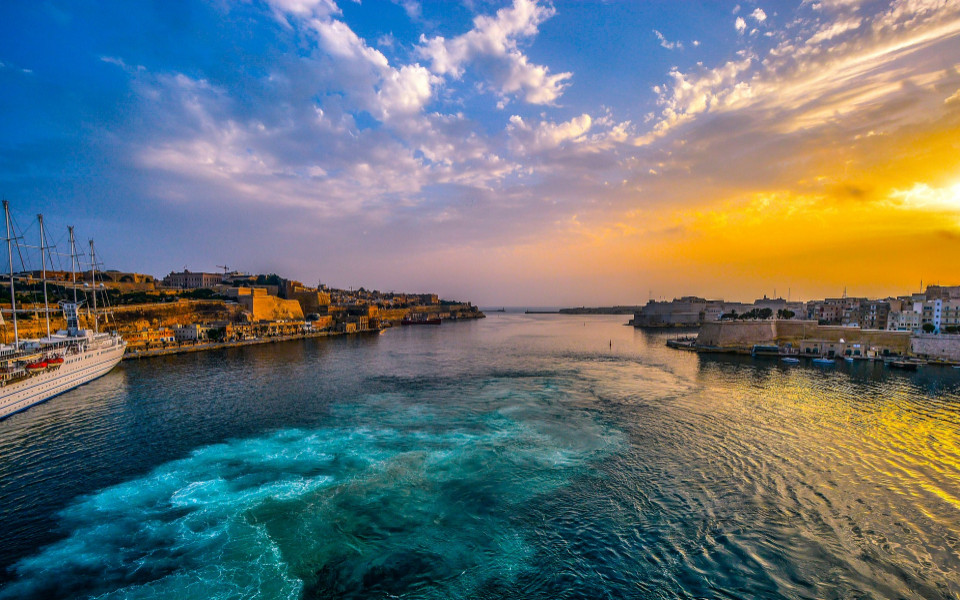 Die Küste von Malta mit Meerblick bei Sonnenuntergang
