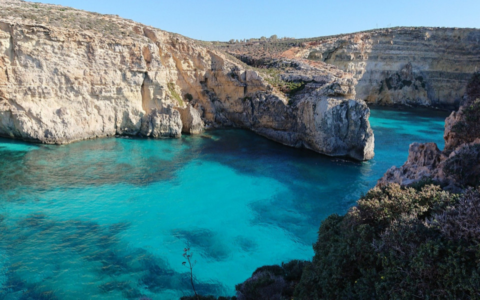 Badebuchten mit Felsen von Malta zum Tauchen