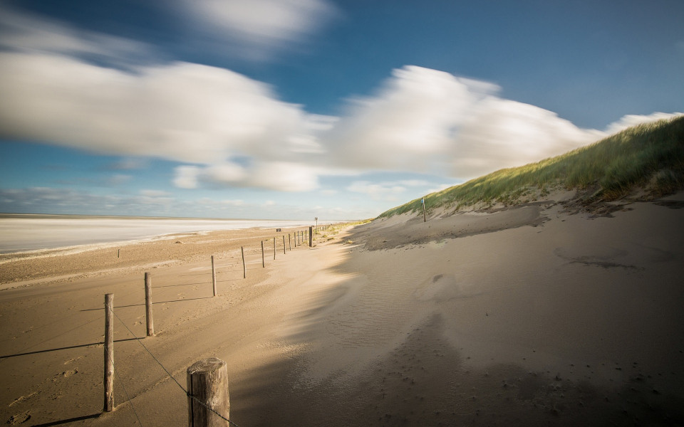 Sandstrand am Meer im Niederlande Strandurlaub
