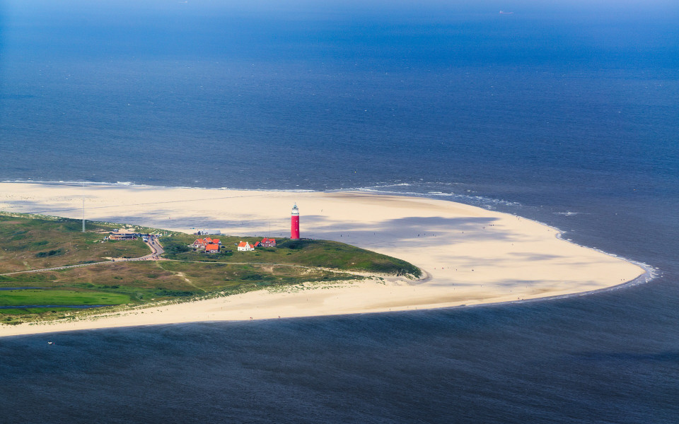 Strand mit Leuchtturm in den Niederlanden