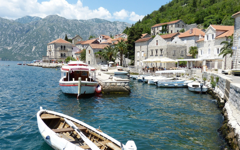 Dorf mit Booten im Montenegro Urlaub
