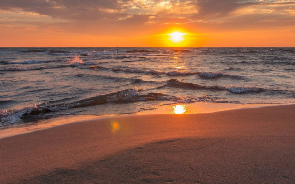 Montenegro Urlaub am Meer mit Sonnenuntergang