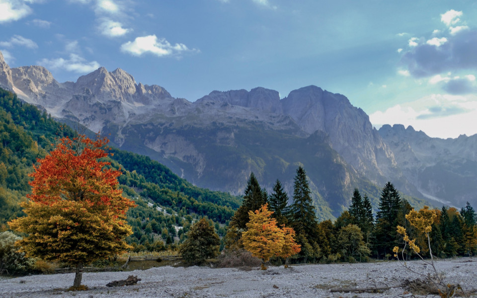 Naturlandschaft in Albanien im Herbst mit Berge