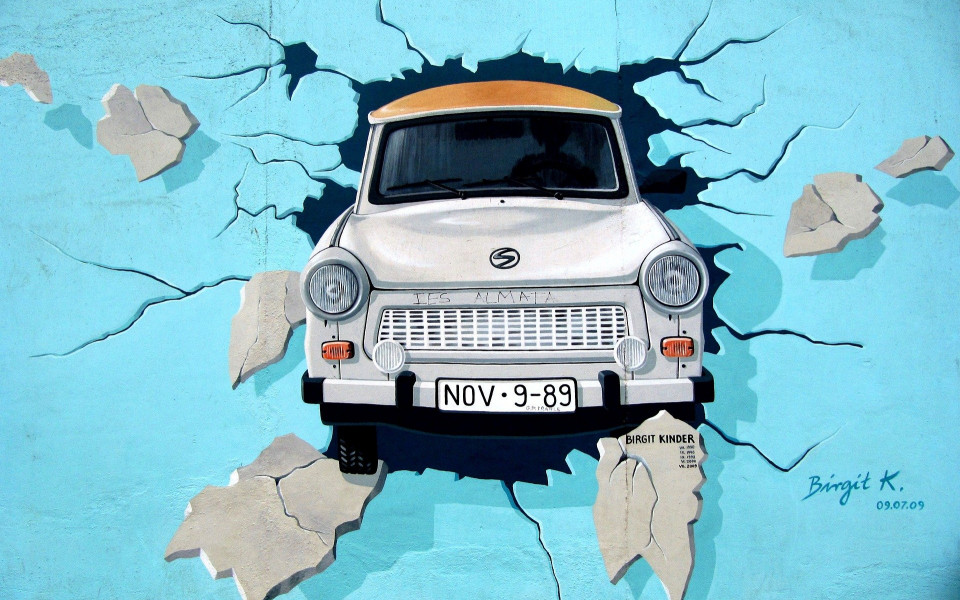 Graffiti in Berlin mit Auto-Motiv