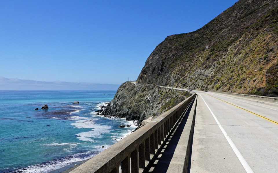 Straße an der Pazifikküste Kaliforniens mit Meerblick