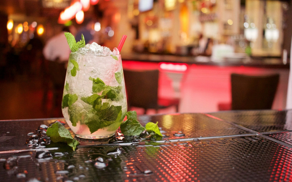 Cocktail auf Tresen in einer Bar