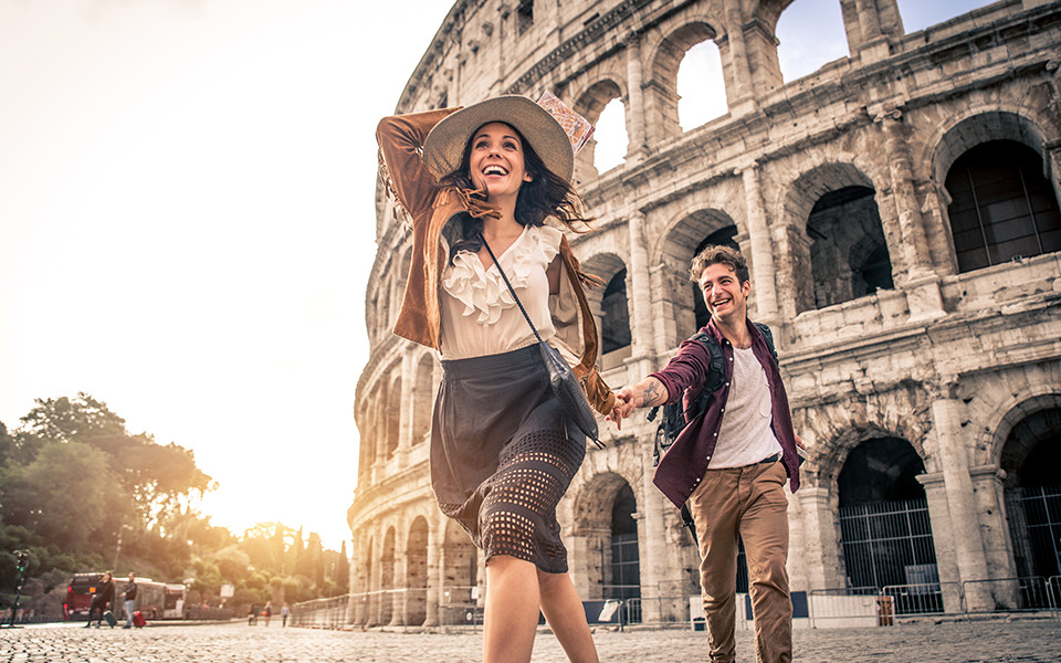 Mann und Frau vor dem Colosseum in Rom, Italien