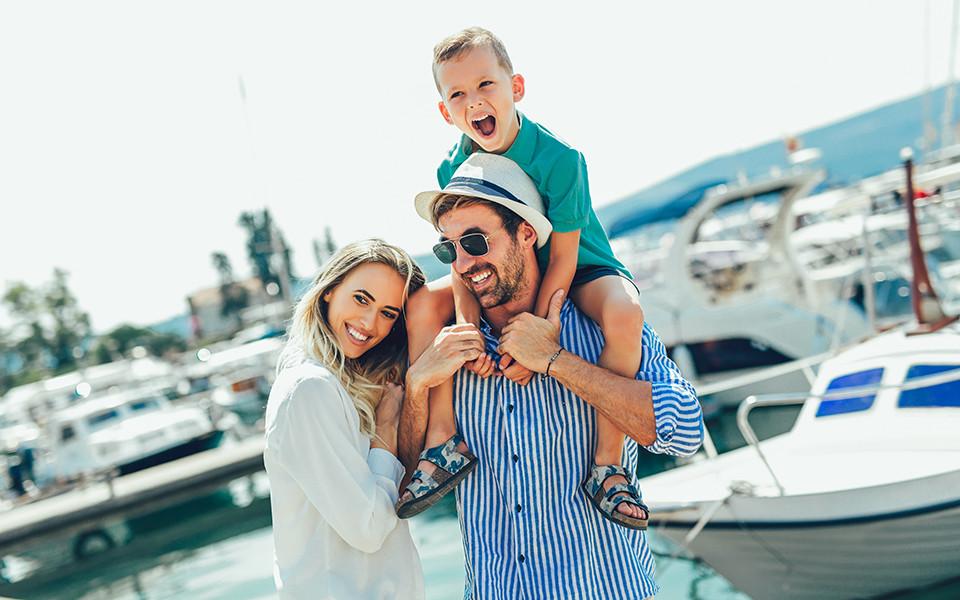 Vater mit Frau und Kind am Hafen bei Sonnenschein