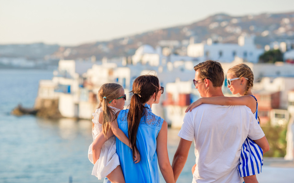 Familie auf einem Kreuzfahrtschiff mit Blick auf Griechenland