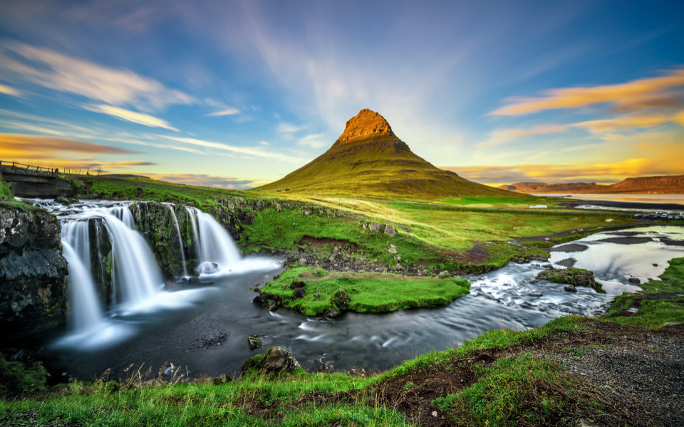Kirkjufellsfoss Wasserfälle und Berge auf Island