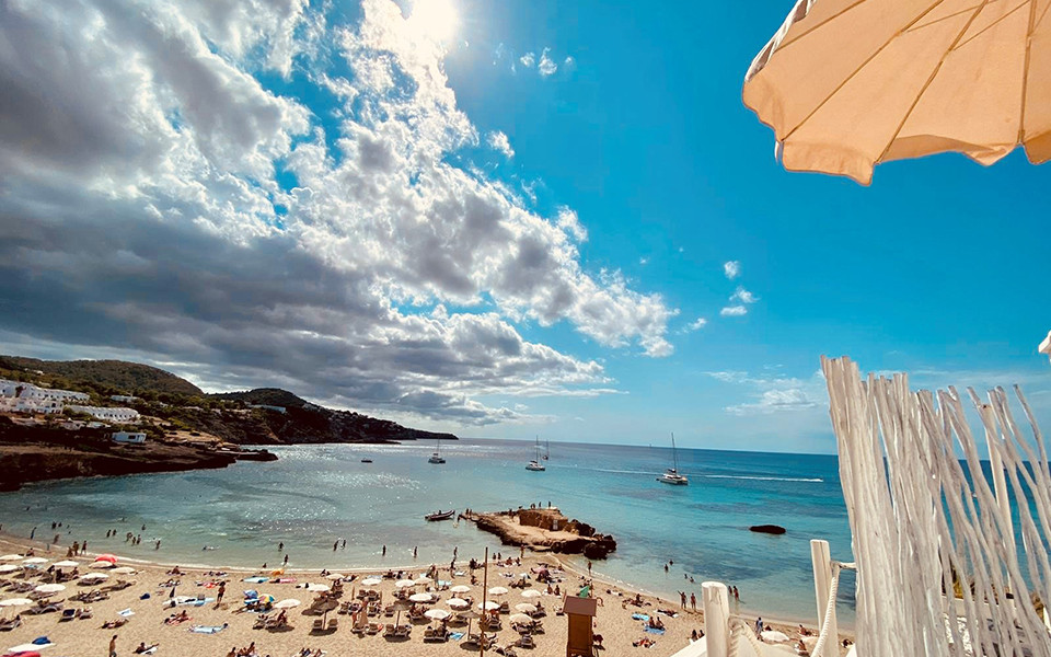 Strand auf Ibiza mit Liegen und Sonnenschirm