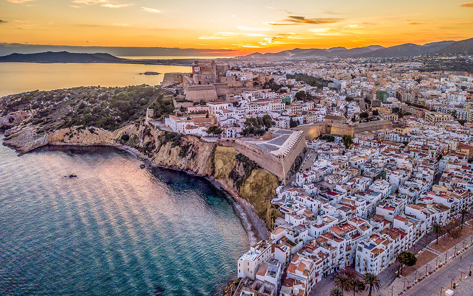 Ibiza bei Sonnenuntergang 