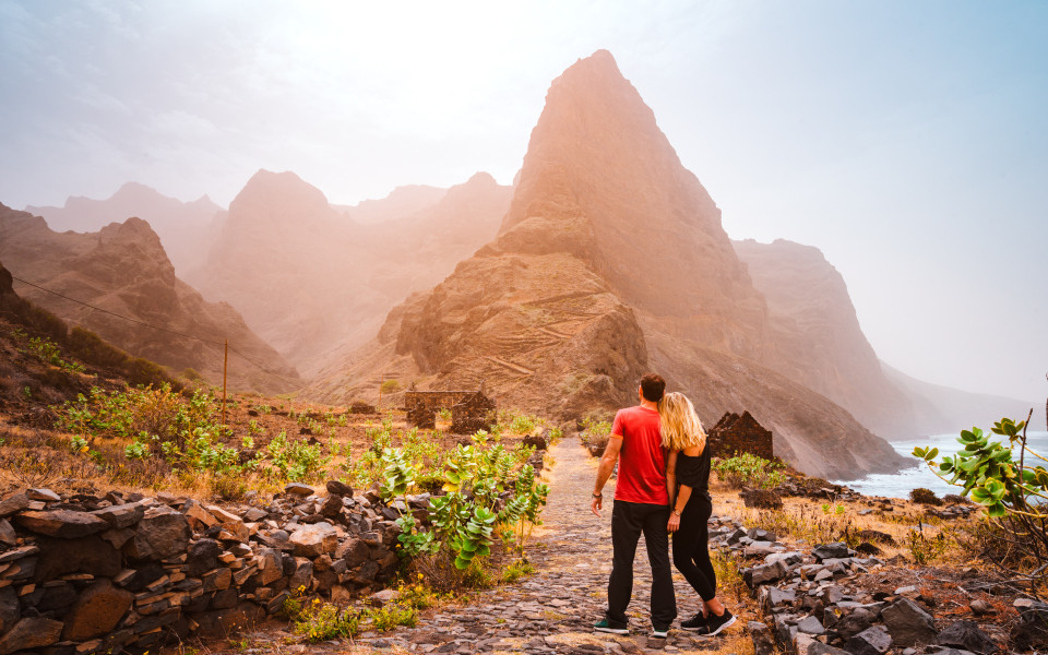 Paar wandert auf den Kapverdischen Inseln  