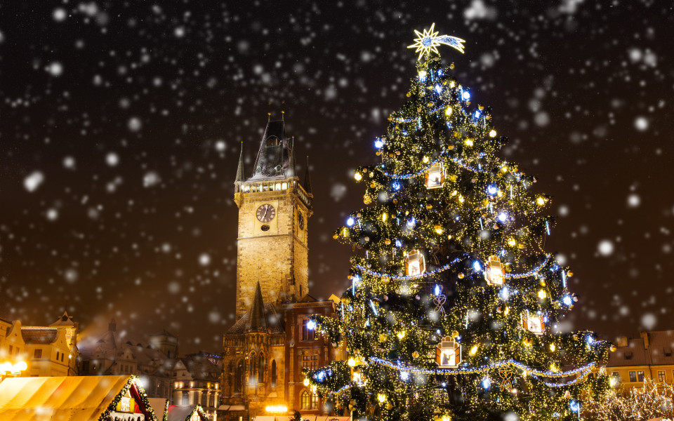 Altstadt von Prag mit Weihnachtsbaum im Winter