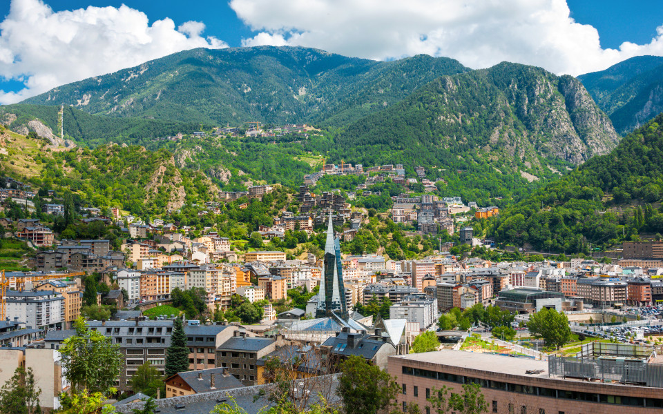 Gebirgslandschaft mit Stadt in Andorra