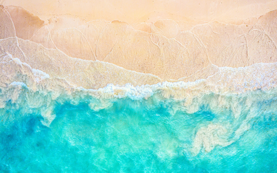 Sandstrand-mit-blauem-Wasser