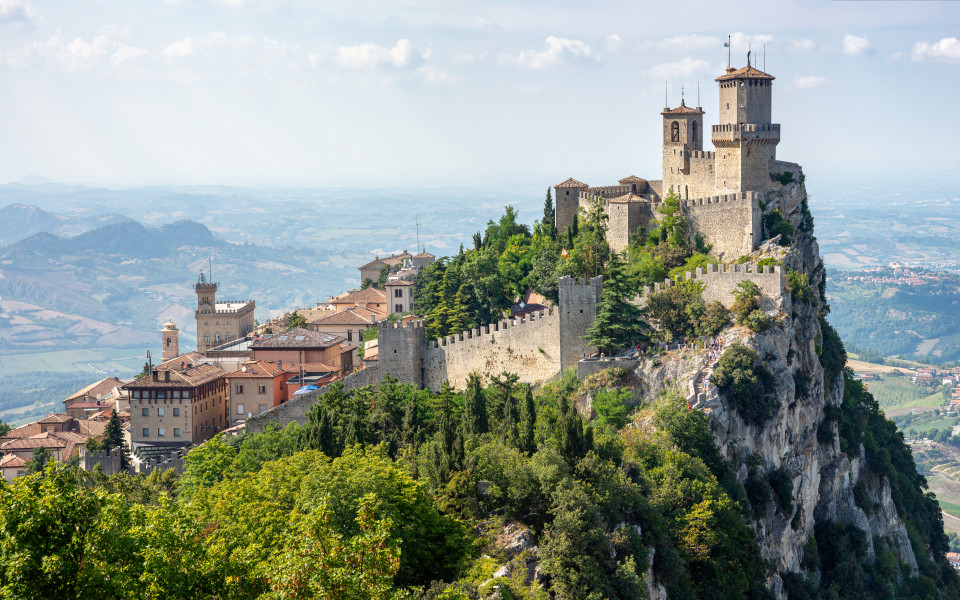 Burg-auf-einem-Berg-in-San-Marino-Zwergstaat