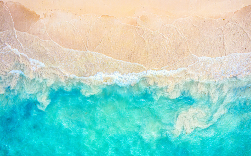 Sandstrand-mit-blauem-Wasser