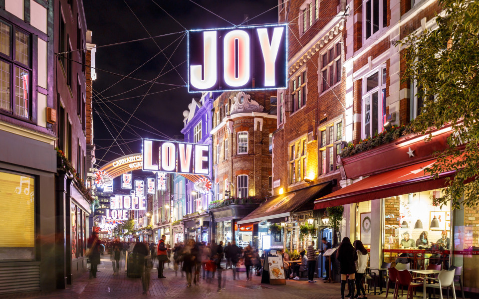 Carnaby Street in London zur Winterzeit mit Beleuchtung